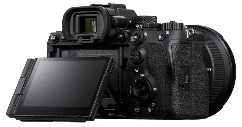 Sony A7 V có màn hình phía sau có thể nghiêng và xoay lật tuyệt vời. Màn hình 3,2 inch có 2,1 triệu điểm ảnh và gam màu rộng DCI-P3. | Ảnh: Petapixel