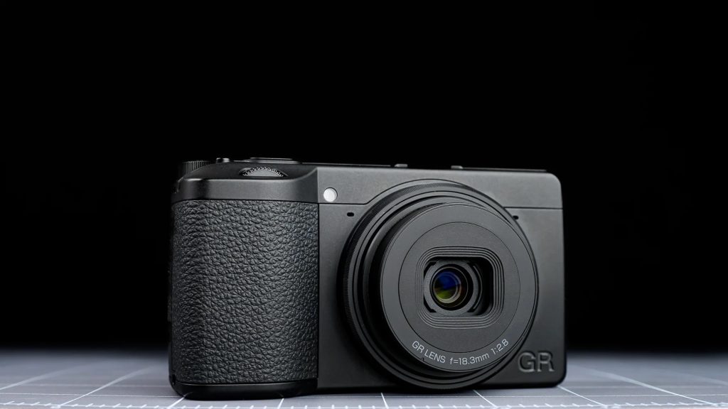 Ống kính được cập nhật vẫn có tùy chọn thêm bộ lọc thông qua bộ chuyển đổi ngàm. | Ảnh: petapixel