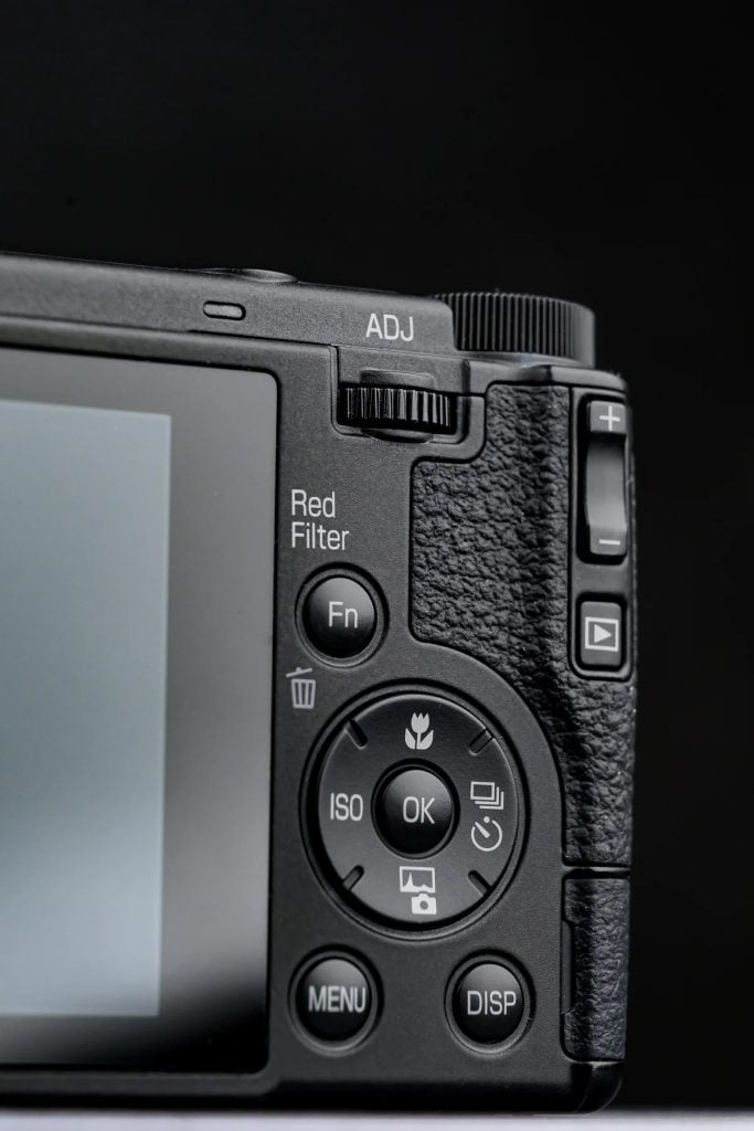 Các nút điều khiển dễ sử dụng chỉ bằng một tay. | Ảnh: petapixel