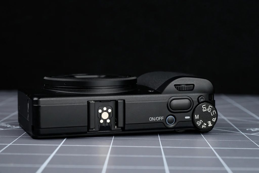 Tay cầm mỏng và thoải mái, máy ảnh thậm chí mỏng hơn GR III trước đó. | Ảnh: petapixel