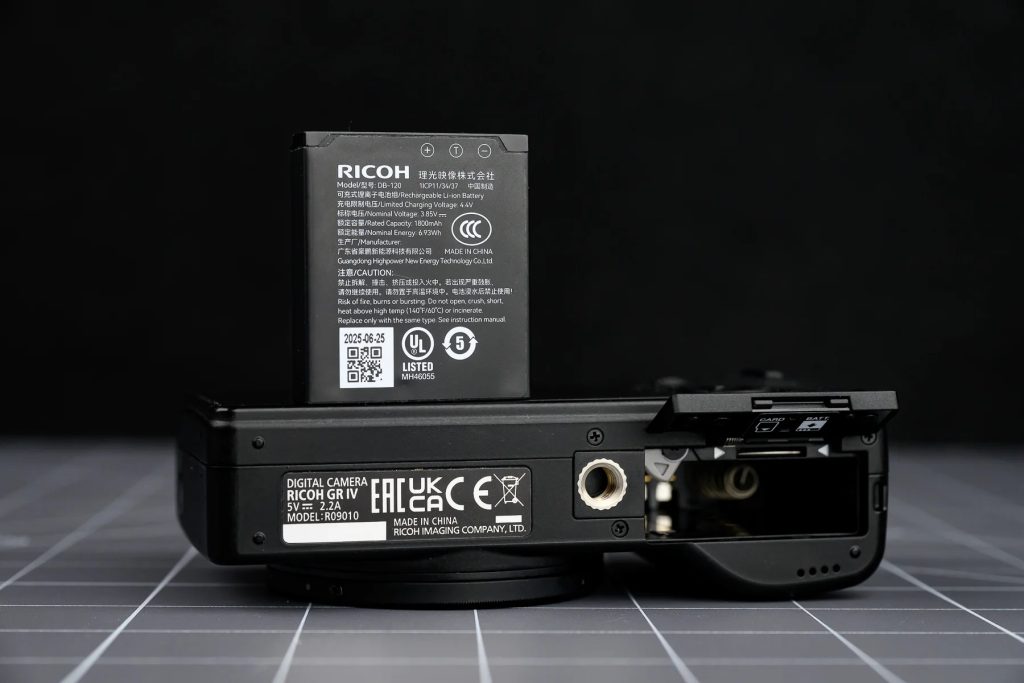 Thời lượng pin được cải thiện. Việc chuyển sang microSD là cái giá nhỏ phải trả cho sự nhỏ gọn. | Ảnh: petapixel