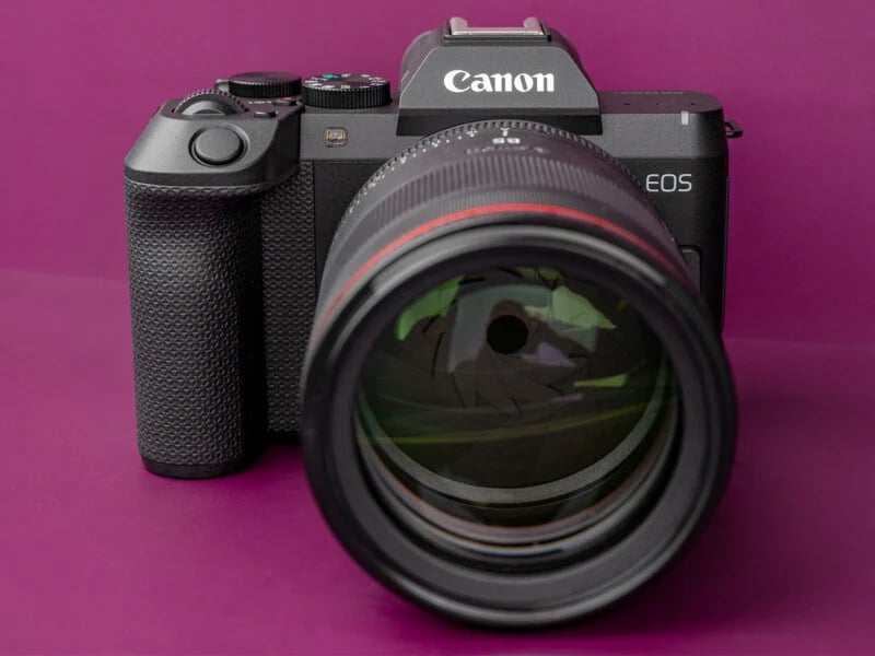 R8 II trông hoàn toàn khác biệt so với bất kỳ mẫu máy ảnh mirrorless dòng EOS R nào khác của Canon. | Ảnh: Petapixel
