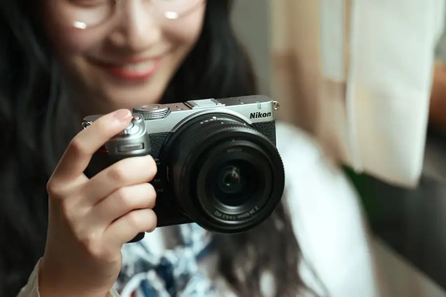 woman-camera-screen-z5iic-mirrorless-camera-nikon-cameras-lenses-accessories