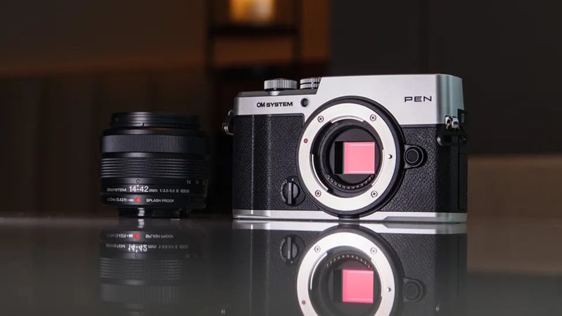 Bạn có thể mua riêng thân máy OM System PEN hoặc mua theo bộ (kit) kèm ống kính 14-42mm f/3.5-5.6 Mark III mới — cả thân máy và ống kính đều có khả năng kháng nước/bụi. (Ảnh: Tim Coleman)